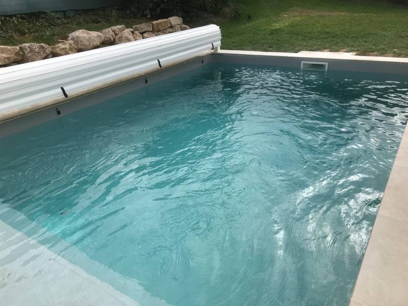 Petite piscine chauffée avec banc sur la largeur en Normandie